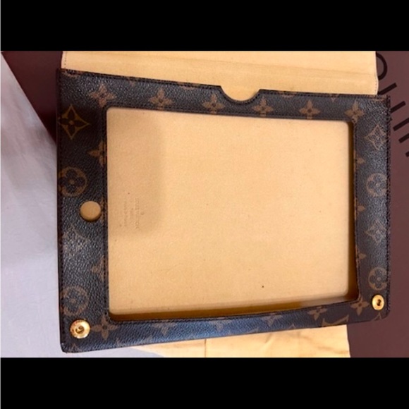 Louis Vuitton iPad case - Picture 10 of 16